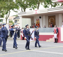 Sus Majestades los Reyes y Su Alteza Real la Princesa de Asturias en la Tribuna Real al paso de las unidades participantes en el desfile