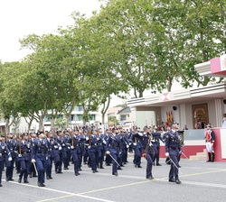Sus Majestades los Reyes y Su Alteza Real la Princesa de Asturias en la Tribuna Real durante el desfile