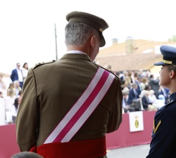 Su Majestad el Rey y Su Alteza Real la Princesa de Asturias conversan durante el desfile