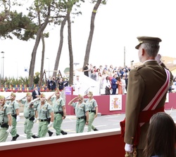 Sus Majestades los Reyes y Su Alteza Real la Princesa de Asturias en la Tribuna Real durante el desfile terrestre del Día de las Fuerzas Armada