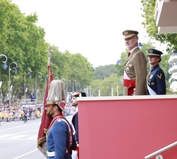 Su Majestad el Rey y Su Alteza Real la Princesa de Asturias conversan durante el desfile