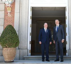 Don Felipe y el Príncipe Alberto a la entrada del Palacio de la Zarzuela