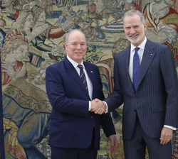 Su Majestad el Rey recibe el saludo del Príncipe Alberto II de Mónaco