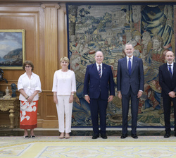 El Rey y el Príncipe Alberto junto a las delegaciones de España y Mónaco participantes en el encuentro