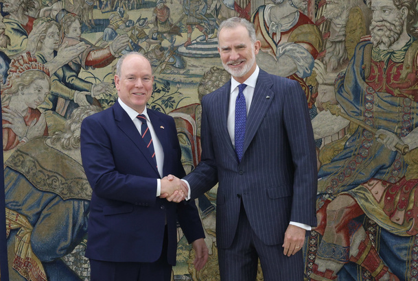 Su Majestad el Rey recibe el saludo del Príncipe Alberto II de Mónaco