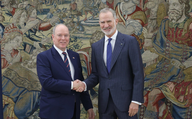 Su Majestad el Rey recibe el saludo del Príncipe Alberto II de Mónaco