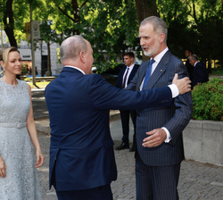 Su Majestad el Rey recibe el saludo de Su Alteza Serenísima el Príncipe Alberto II de Mónaco a su llegada