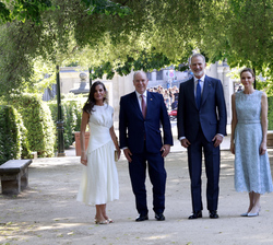 Fotografía oficial de Sus Majestades los Reyes y Sus Altezas Serenísimas los Príncipes de Mónaco en los jardines