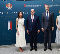 Sus Majestades los Reyes junto a Sus Altezas Serenísimas los Príncipes de Mónaco en la exposición “Mónaco y España, cinco siglos de historia com