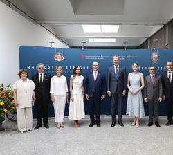 Sus Majestades los Reyes y Sus Altezas Serenísimas los Príncipes de Mónaco junto a las autoridades y personalidades asistentes a la exposición