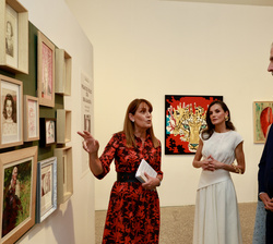 Sus Majestades los Reyes y Sus Altezas Serenísimas los Príncipes de Mónaco ante una de las obras expuestas en el Foro de Artistas de Mónaco