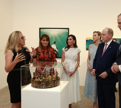 Sus Majestades los Reyes y Sus Altezas Serenísimas los Príncipes de Mónaco ante una de las obras expuestas en el Foro de Artistas de Mónaco
