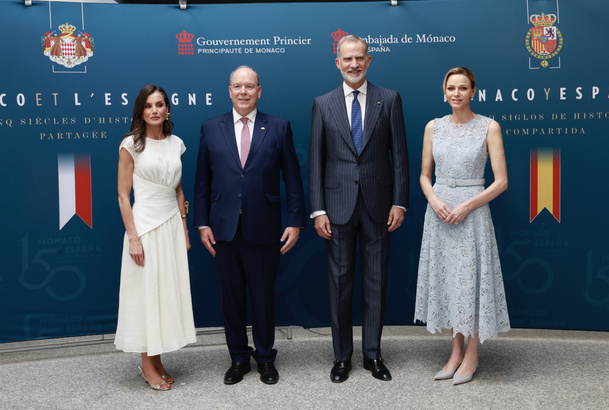 Sus Majestades los Reyes junto a Sus Altezas Serenísimas los Príncipes de Mónaco en la exposición “Mónaco y España, cinco siglos de historia com