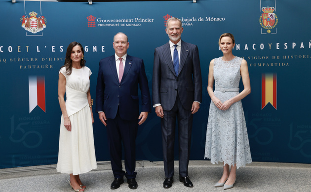 Sus Majestades los Reyes junto a Sus Altezas Serenísimas los Príncipes de Mónaco en la exposición “Mónaco y España, cinco siglos de historia compartid
