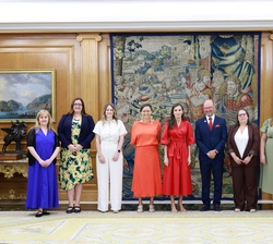 Fotografía de grupo de Su Majestad La Reina con la representación de Mamis Digitales en la audiencia