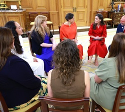 Doña Letizia escucha las explicaciones sobre los programas de formación y empleabilidad impulsados por la plataforma