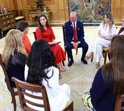 Momento de la audiencia de Doña Letizia celebrada en el Palacio de La Zarzuela con una representación de Mamis Digitales