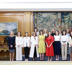 La Reina junto a la representación del Club de Ejecutivas Españolas en el Exterior