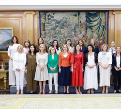 Su Majestad la Reina junto a una representación de la Federación Española de Mujeres Directivas, Ejecutivas, Profesionales y Empresarias, con ocasión 