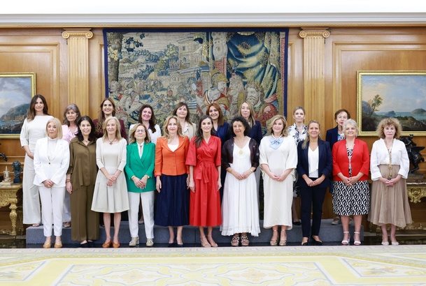 Su Majestad la Reina junto a una representación de la Federación Española de Mujeres Directivas, Ejecutivas, Profesionales y Empresarias, con ocasión 
