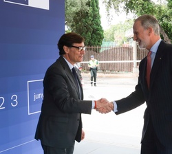 A su llegada, Su Majestad el Rey recibe el saludo del presidente de la Generalitat de Catalunya, Salvador Illa