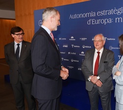 Su Majestad el Rey conversa con el premiado, Martin Wolf