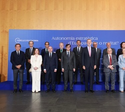 Fotografía de grupo de Su Majestad el Rey junto a las autoridades y miembros de la dirección del Cercle d’Economia y representantes de las entid
