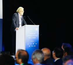 Su Majestad el Rey durante el Laudatio del premiado a cargo de John Carlin, escritor y periodista británico