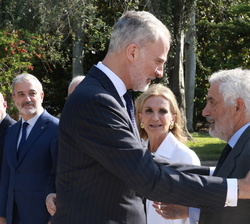 Su Majestad el Rey es recibido por el hijo del homenajeado Juan Antonio Samaranch