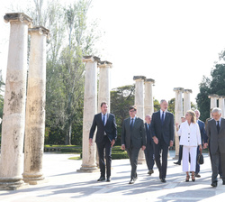 Su Majestad el Rey junto a los hijos de Juan Antonio Samarach y las autoridades recorren los Jardines Joan Maragall del Palacete Albéniz