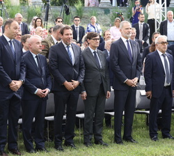 Su Majestad el Rey con los hijos de Juan Antonio Samaranch y las autoridades durante el acto