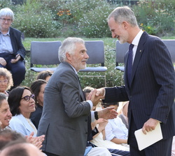 Su Majestad el Rey saluda al hijo de Juan Antonio Samaranch tras su intervención