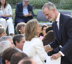 Su Majestad el Rey saluda a la hija de Juan Antonio Samaranch tras su intervención
