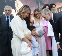 Su Majestad el Rey conversa con los nietos de Juan Antonio Samaranch