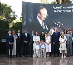 Fotografía de grupo de Su Majestad el Rey con los familiares de Juan Antonio Samaranch y las autoridades asistentes al homenaje