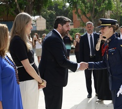 A su llegada, Su Alteza Real la Princesa de Asturias recibe el saludo del presidente de la Región de Murcia, Fernando López Miras