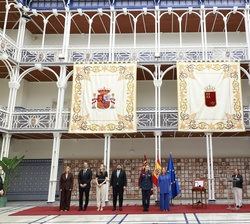 Su Alteza Real la Princesa de Asturias junto a las autoridades durante la lectura de concesión de la Medalla de Oro de la Asamblea Regional de Murcia