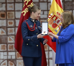 Su Alteza Real la Princesa de Asturias recibe la Medalla de Oro de la Asamblea Regional de Murcia de mano de  su presidenta, Visitación Martínez