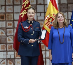 Doña Leonor junto a la presidenta de la Asamblea Regional de Murcia tras recibir la Medalla de Oro 
