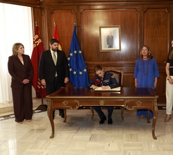 Su Alteza Real la Princesa de Asturias durante la firma del Libro de Oro de la Asamblea