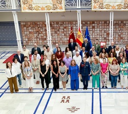 Doña Leonor junto a trabajadores de la Asamblea Regional de Murcia