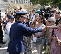 Doña Leonor recibe el cariño del público presente a su salida de Asamblea Regional de Murcia
