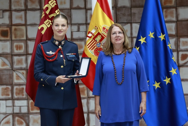 Doña Leonor junto a la presidenta de la Asamblea Regional de Murcia tras recibir la Medalla de Oro 