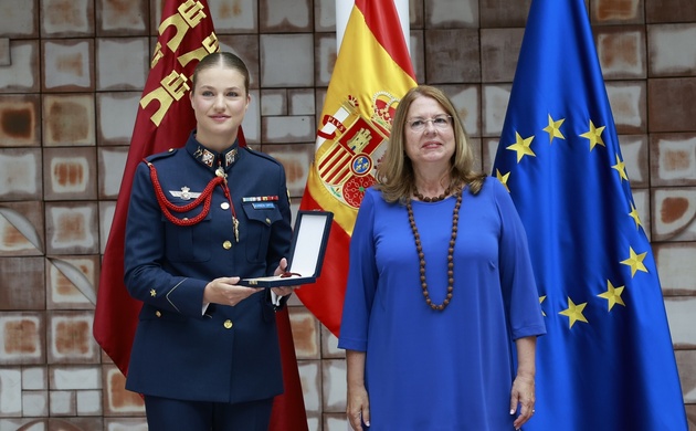 Doña Leonor junto a la presidenta de la Asamblea Regional de Murcia tras recibir la Medalla de Oro 