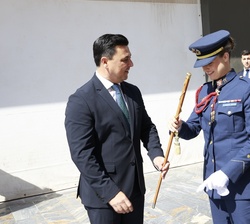 Doña Leonor recibe de manos del alcalde, el bastón de mando del Ayuntamiento de San Javier