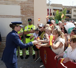 Antes de entrar en el Ayuntamiento de San Javier, Doña Leonor recibió el saludo de los vecinos allí congregados