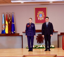 Su Alteza Real la Princesa de Asturias junto al alcalde de San Javier durante la lectura del acuerdo de concesión de la medalla de oro de la Villa de 