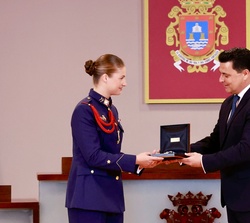 Su Alteza Real la Princesa de Asturias recibe la Medalla de Oro de la Villa de San Javier de manos de su alcalde