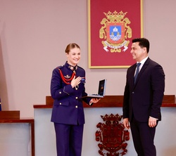Doña Leonor agradece los aplausos y la concesión de la Medalla de Oro de la Villa de San Javier