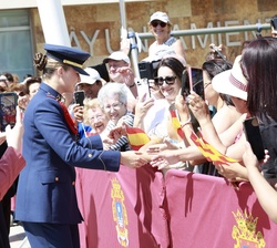 A su salida, Doña Leonor recibe el saludo del público presente